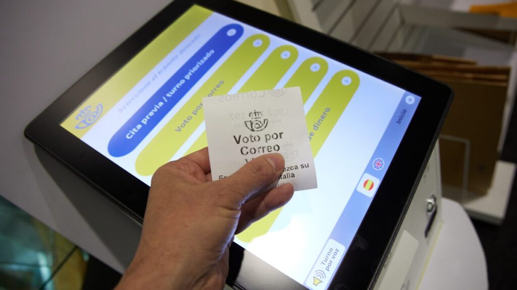 Solicitud de turno en una oficina de Correos para pedir el voto.