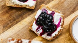 El desayuno perfecto para no picar entre horas: tostadas con queso 'cottage' y mermelada